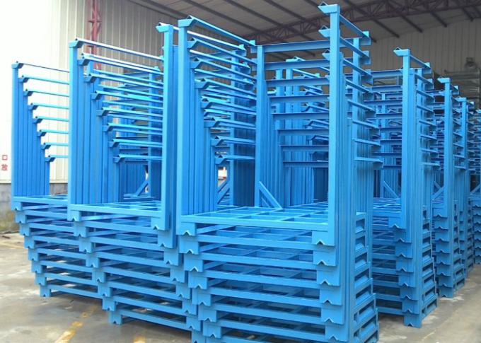Foto referensi unit stacktainer kosong disusun bertumpuk